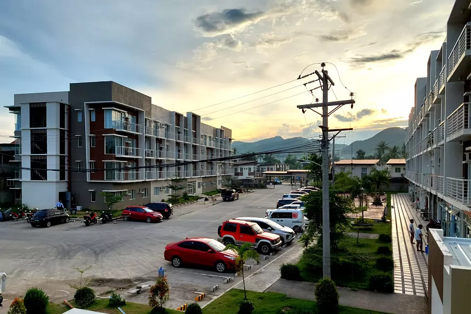 modena-town-square-walkup-2-edit